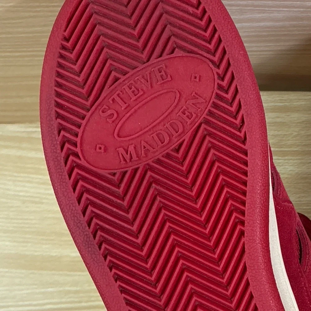 Steve Madden Roaring Red Sneakers Women’s 8.5 Lace Up Casual Fashion Shoes